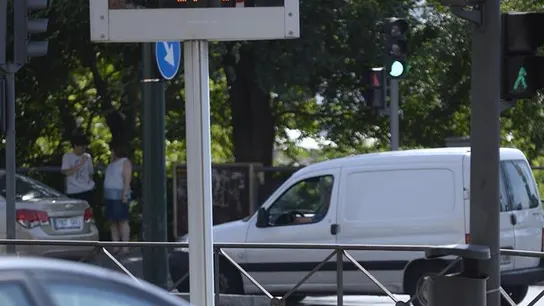 Un vehículo circula por Valladolid Un vehículo circula por Valladolid
