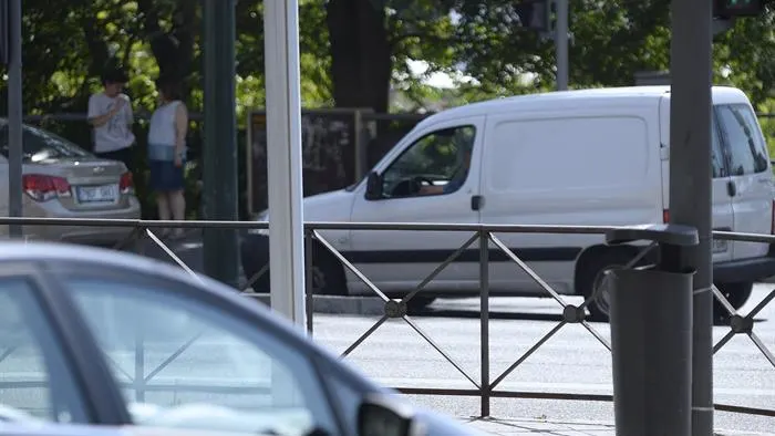 Un vehículo circula por Valladolid Un vehículo circula por Valladolid
