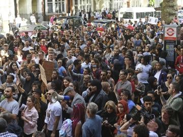 Protestas en Reino Unido frente al Ayuntamiento de Kensington Protestas en Reino Unido frente al Ayuntamiento de Kensington