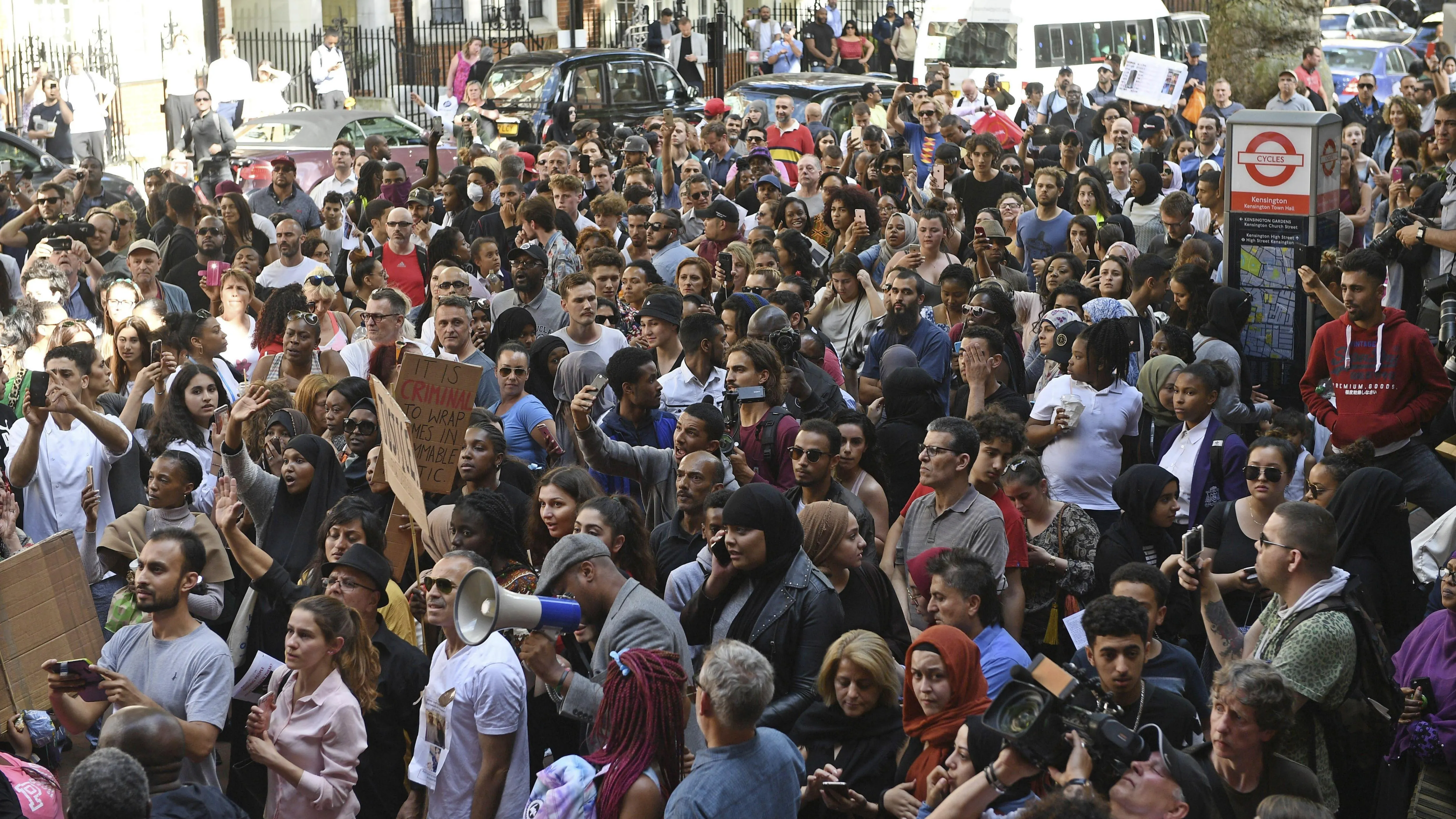 Protestas en Reino Unido frente al Ayuntamiento de Kensington