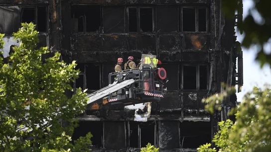 Bombers en las labores de rescate e identificación en la Torre Grenfell Bombers en las labores de rescate e identificación en la Torre Grenfell