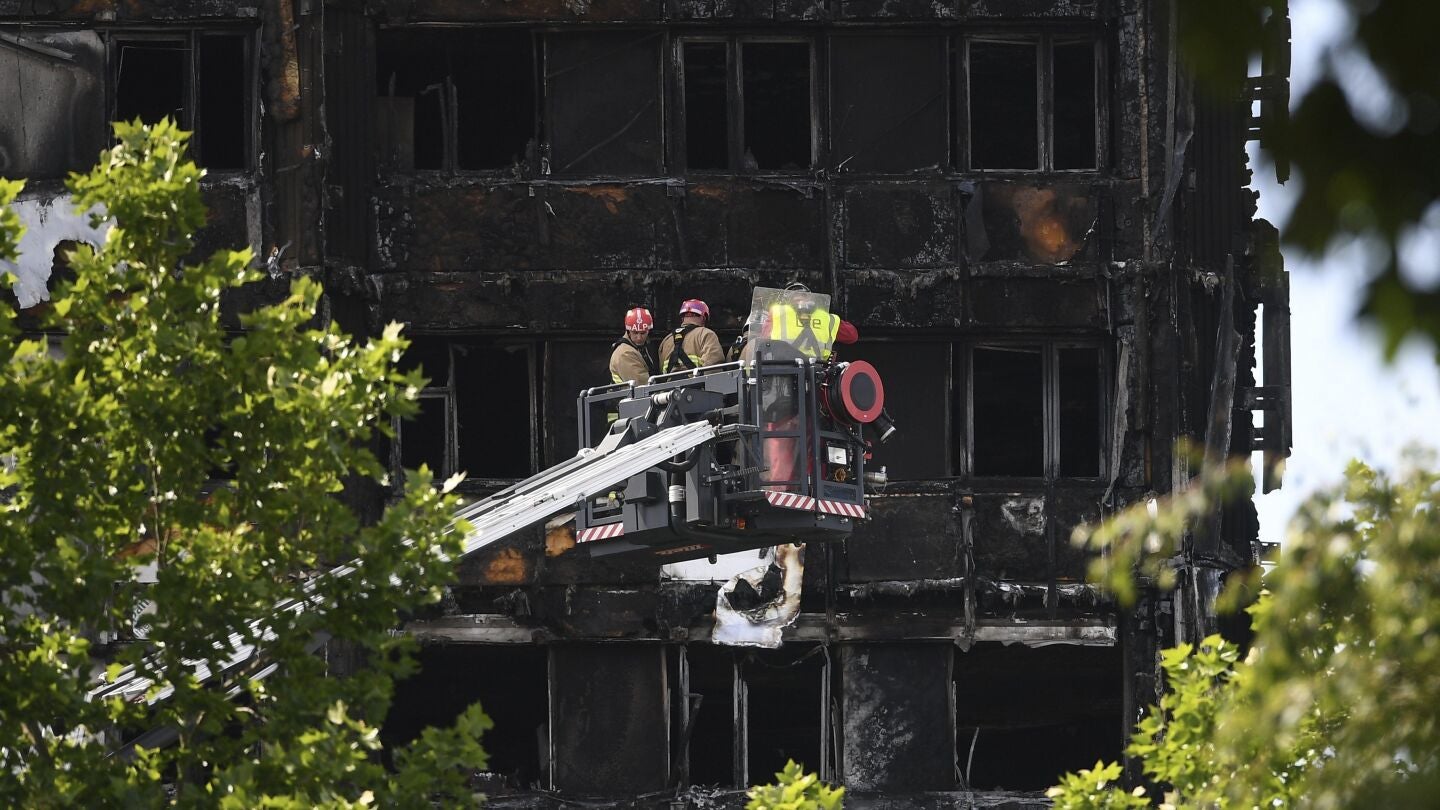 Bombers en las labores de rescate e identificaci&oacute;n en la Torre Grenfell