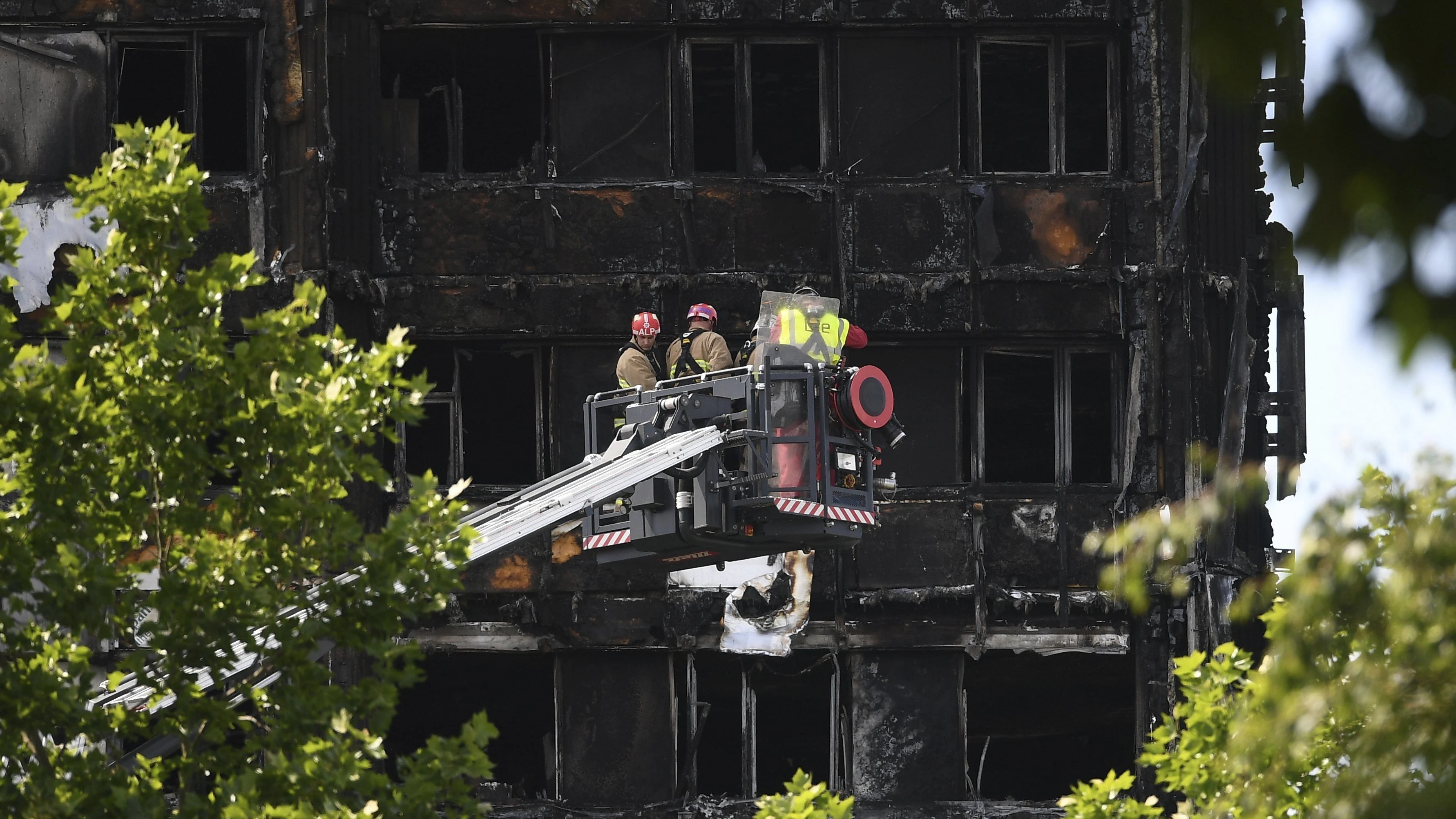 Bombers en las labores de rescate e identificación en la Torre Grenfell