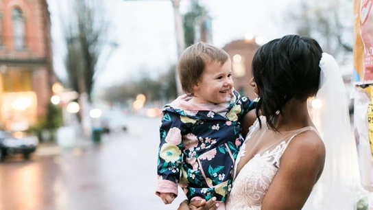 Niña con la novia Niña con la novia