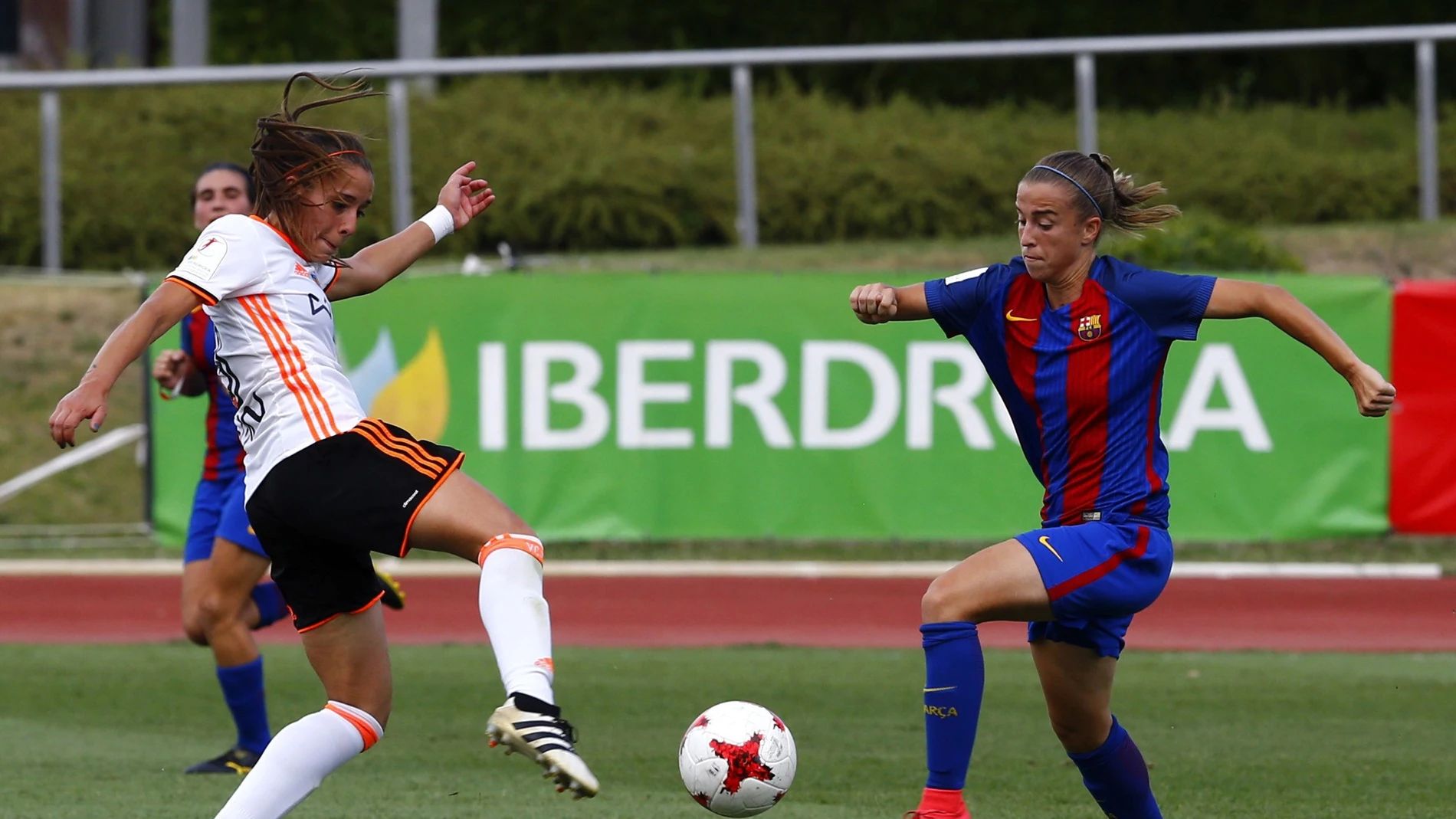 La jugadora del Barcelona Bárbara lucha el balón con Nicart, del Valencia