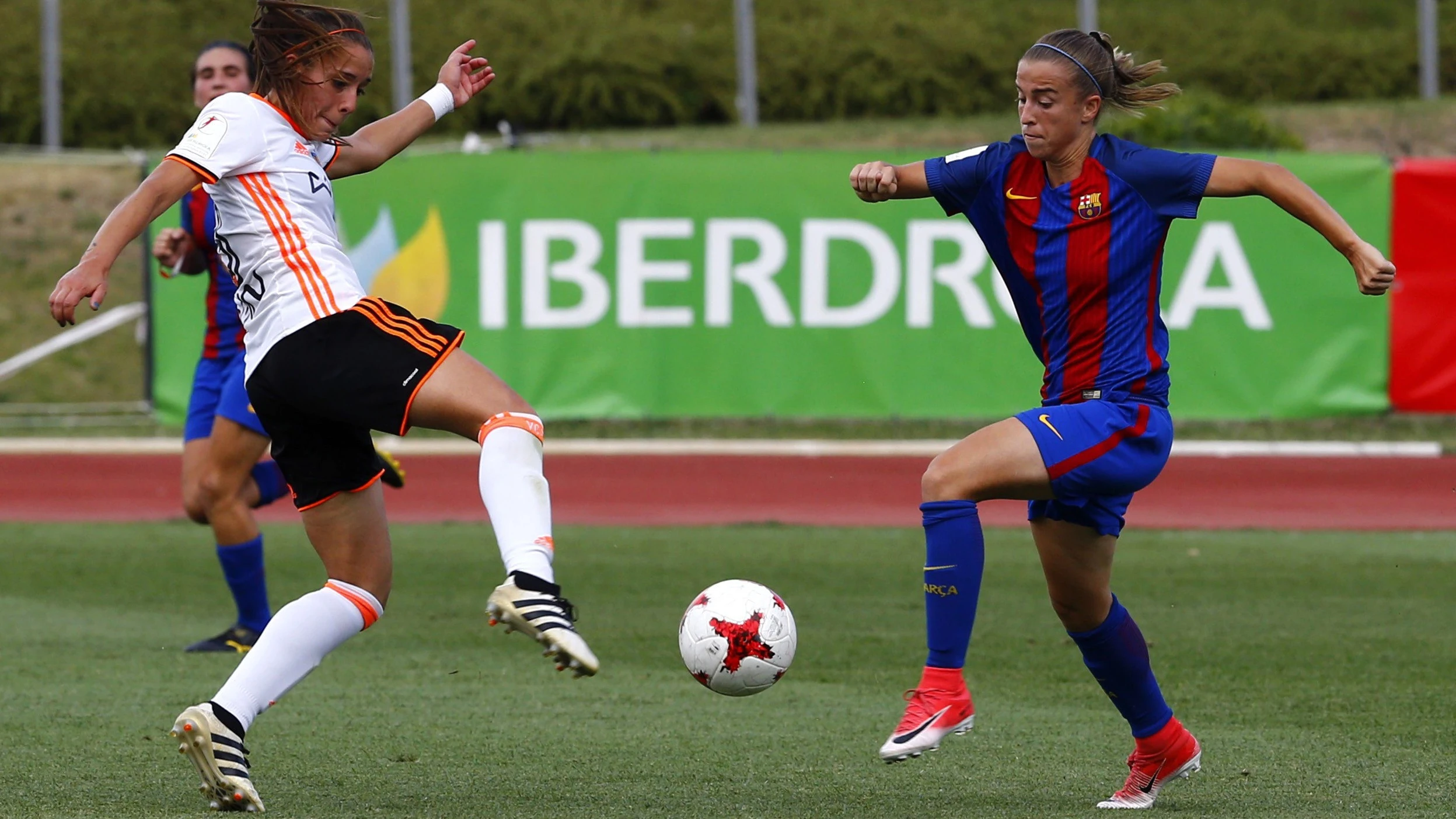 La jugadora del Barcelona Bárbara lucha el balón con Nicart, del Valencia