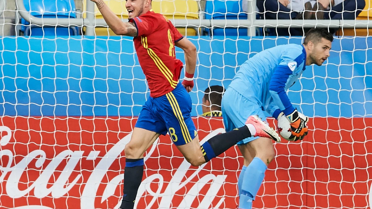 Saúl celebra un gol con España