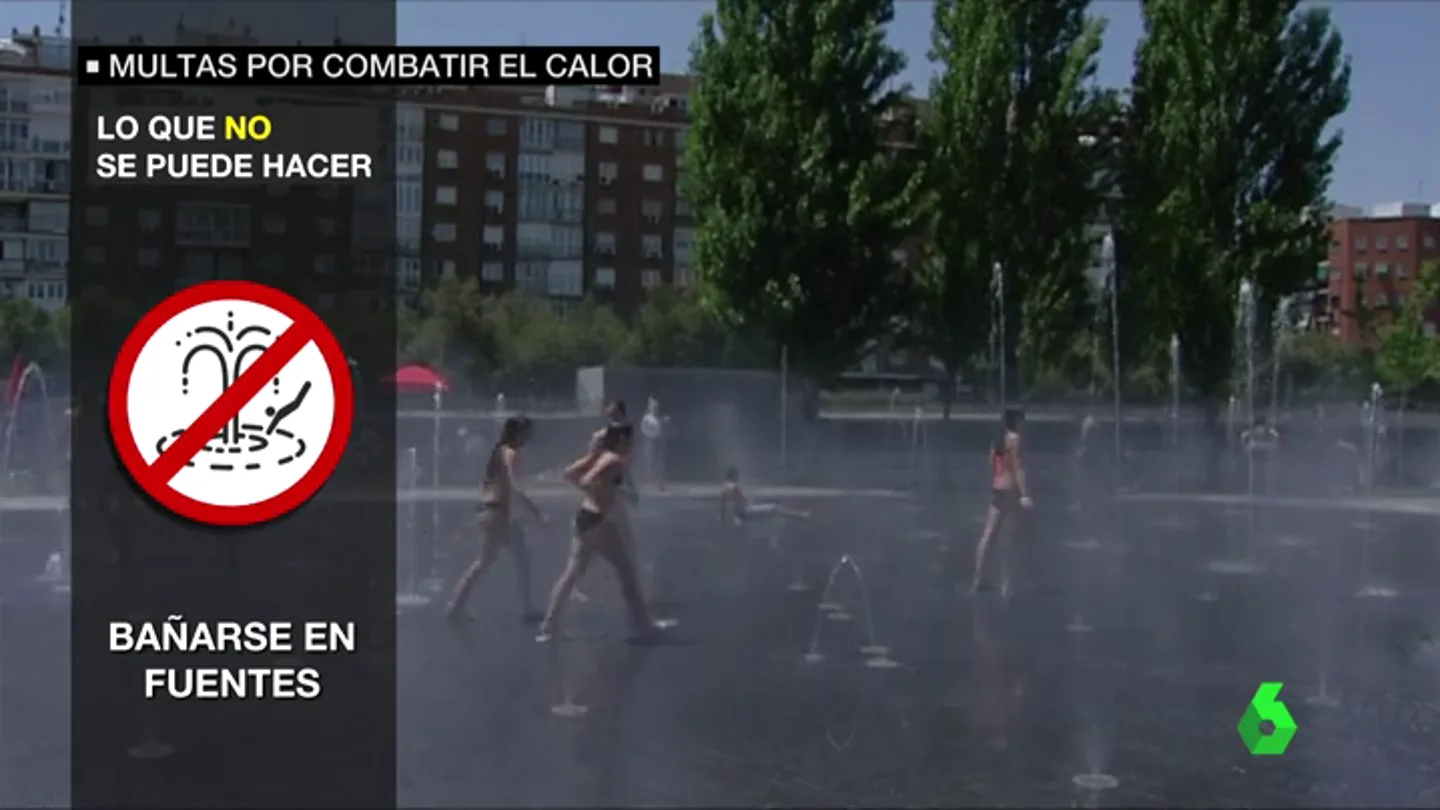 Niños bañándose en una fuente pública Niños bañándose en una fuente pública