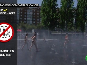 Niños bañándose en una fuente pública Niños bañándose en una fuente pública