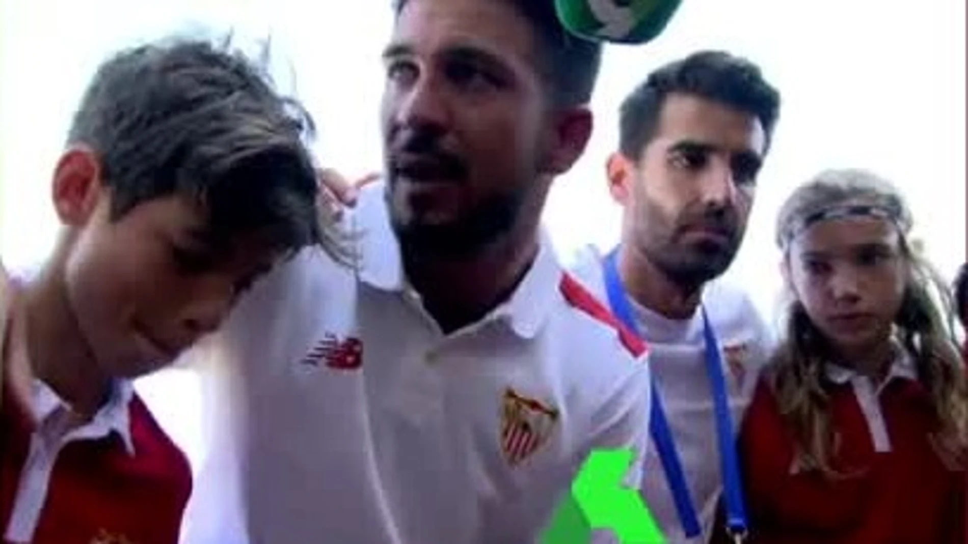 El entrenador del Sevilla, dando una arenga a sus jugadores