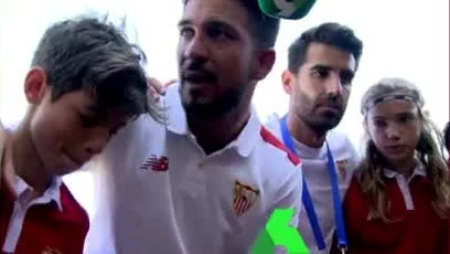 El entrenador del Sevilla, dando una arenga a sus jugadores