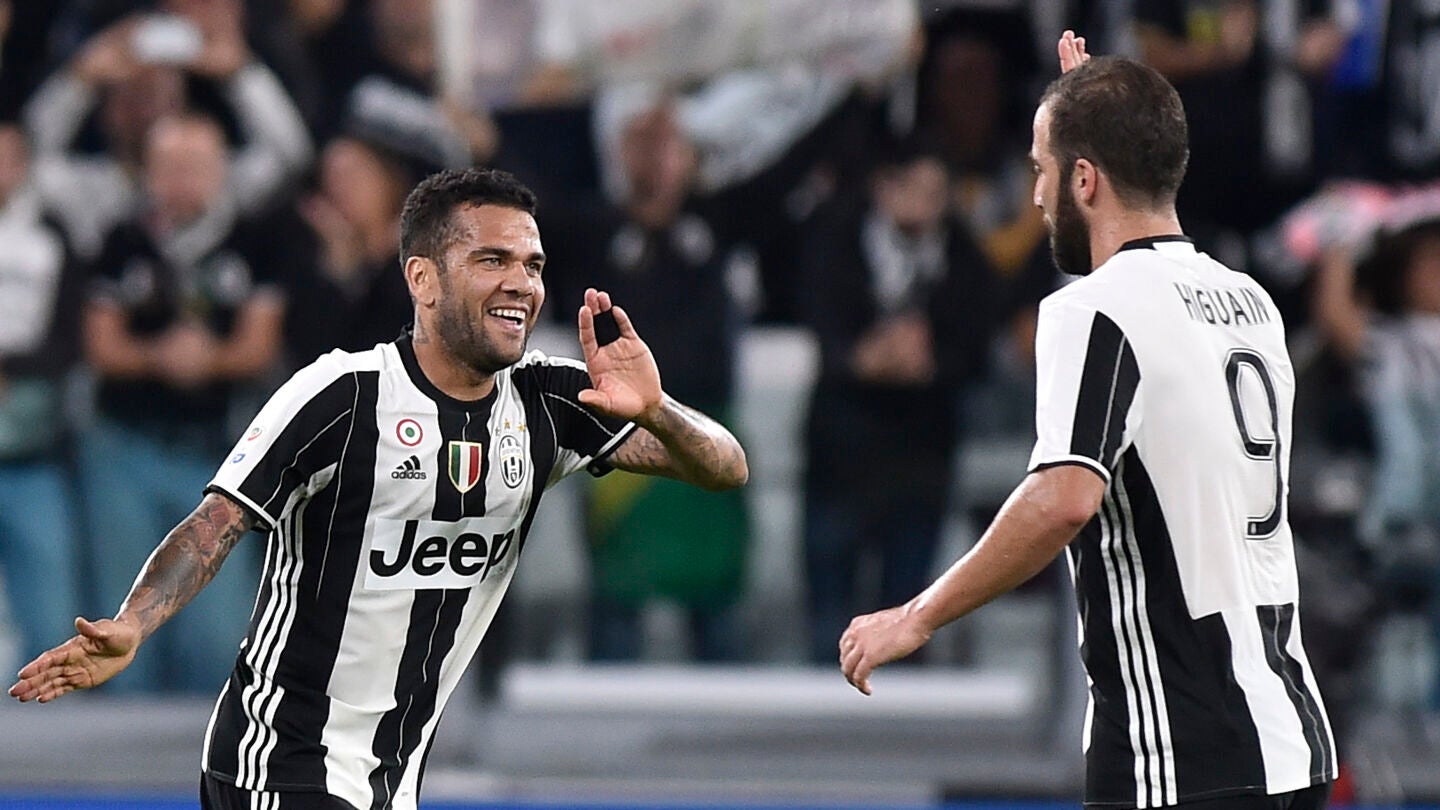 Higua&iacute;n y Alves celebran un gol con la Juventus