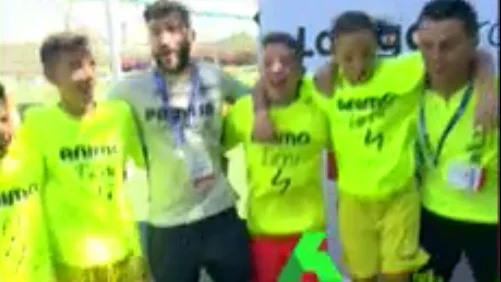 Los jugadores del Villarreal, cantando el submarino amarillo