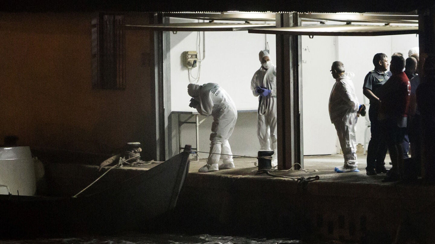 La Guardia Civil fotograf&iacute;a los cuerpos de los migrantes fallecidos que viajaban en una patera