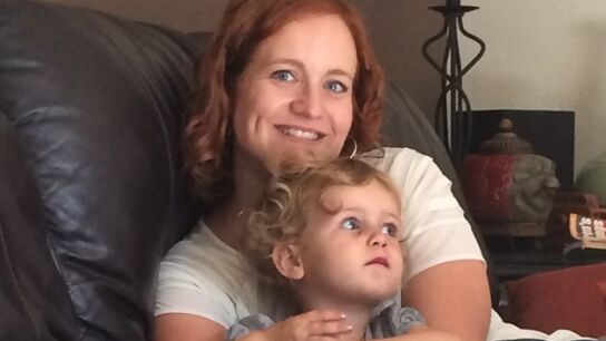 Ilusi&oacute;n &oacute;ptica protagonizada por una mujer y una ni&ntilde;a