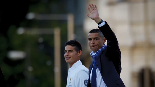 Cristiano Ronaldo saluda a la afición del Real Madrid en la fiesta de la Duodécima Cristiano Ronaldo saluda a la afición del Real Madrid en la fiesta de la Duodécima