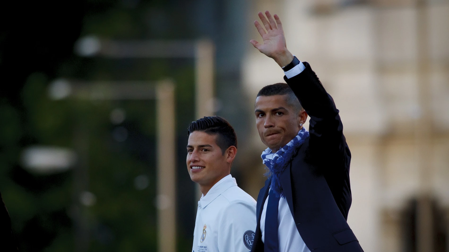 Cristiano Ronaldo saluda a la afición del Real Madrid en la fiesta de la Duodécima
