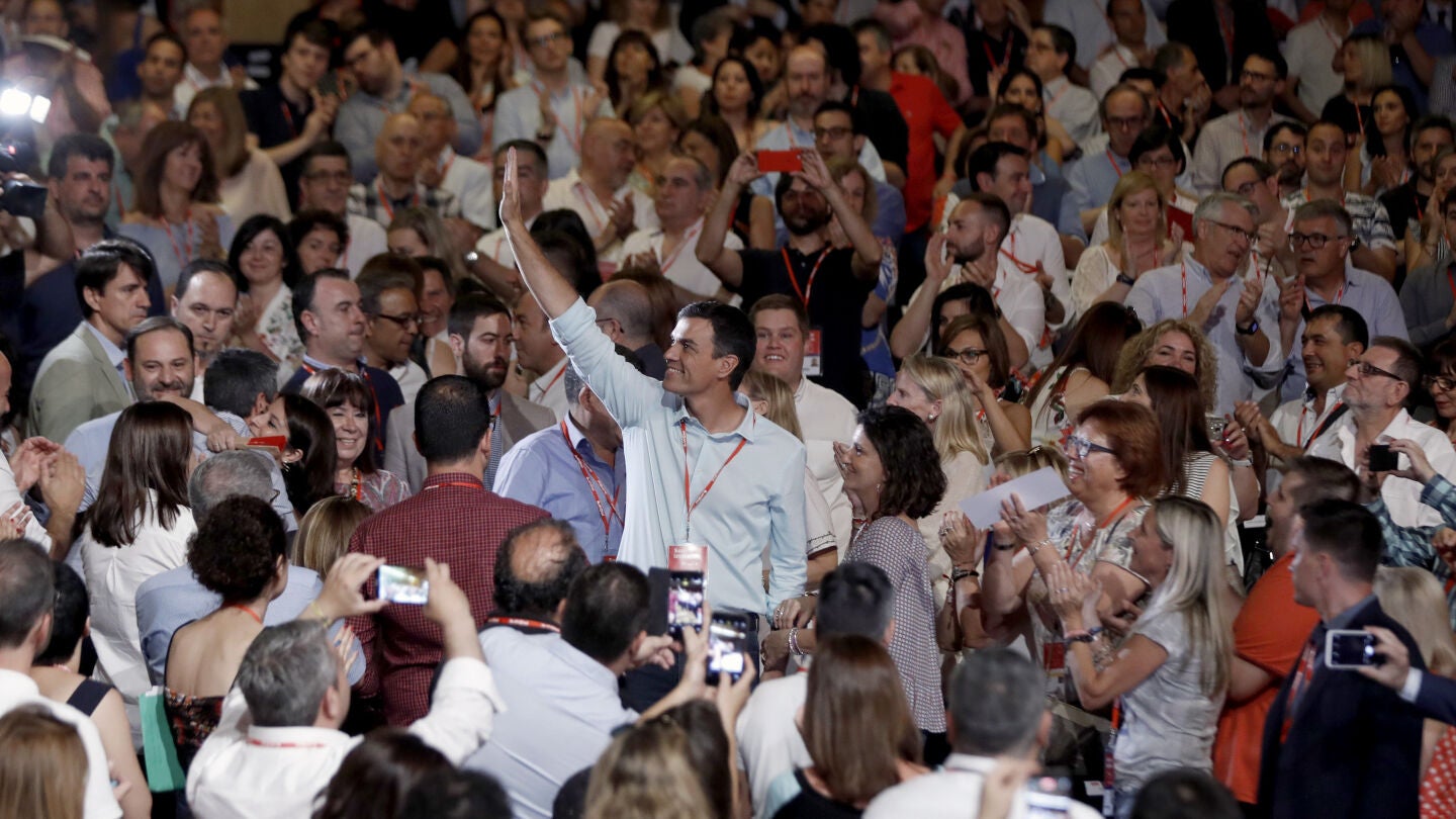 Los delegados del PSOE ovacionan a S&aacute;nchez al grito de "presidente"