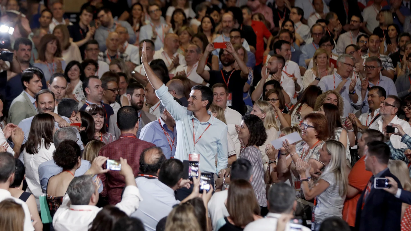 Los delegados del PSOE ovacionan a Sánchez al grito de "presidente" Los delegados del PSOE ovacionan a Sánchez al grito de "presidente"