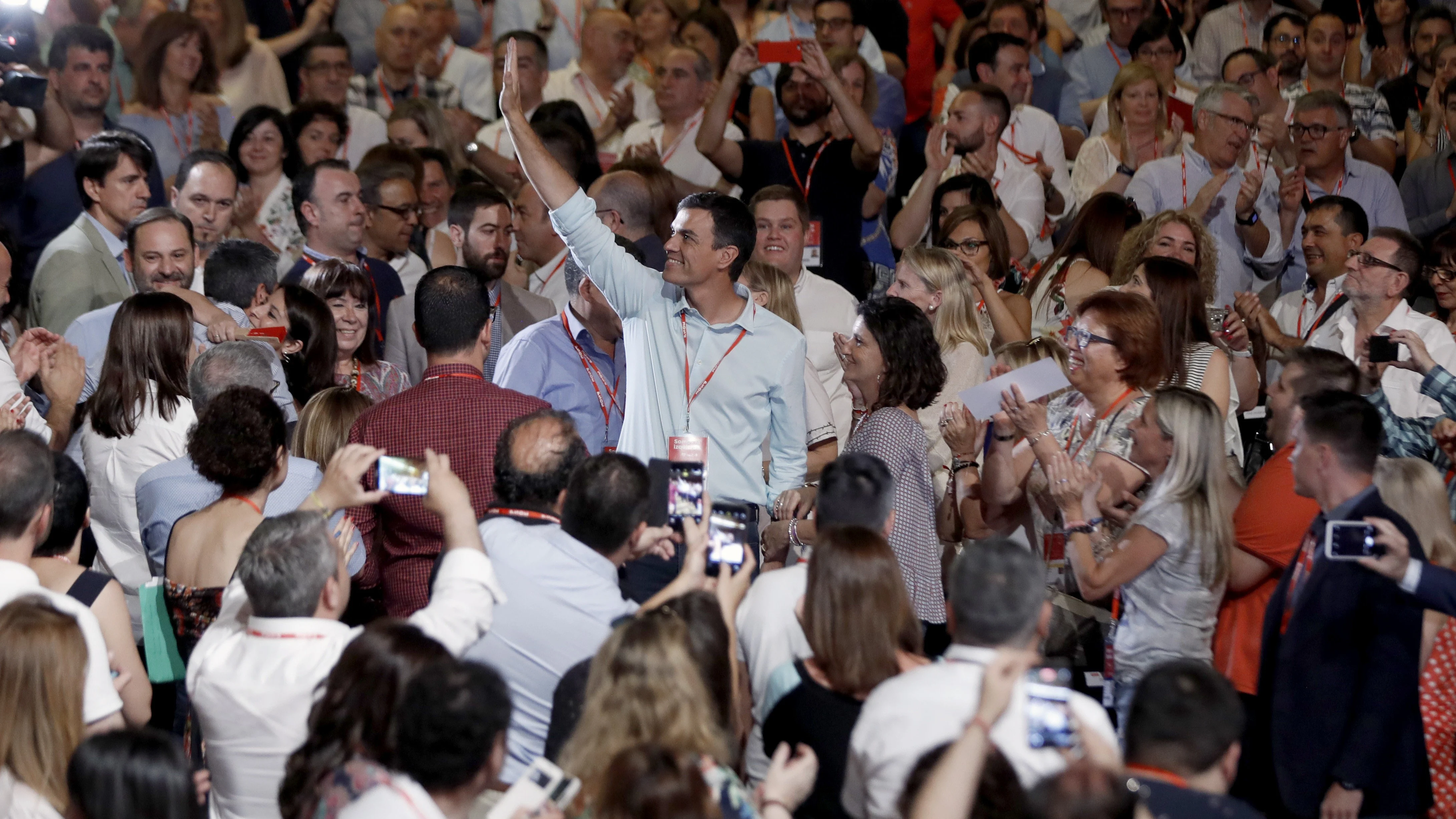 Los delegados del PSOE ovacionan a Sánchez al grito de "presidente" Los delegados del PSOE ovacionan a Sánchez al grito de "presidente"