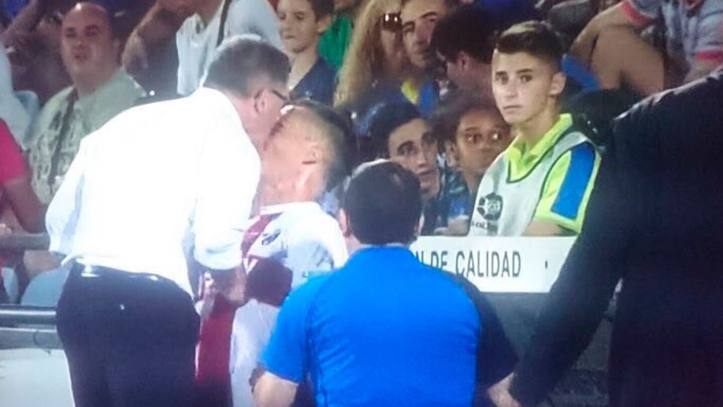El entrenador del Huesca da un cabezado a su jugador David L&oacute;pez