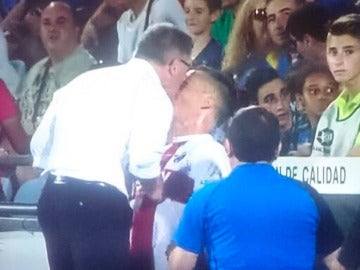 El entrenador del Huesca da un cabezado a su jugador David López El entrenador del Huesca da un cabezado a su jugador David López