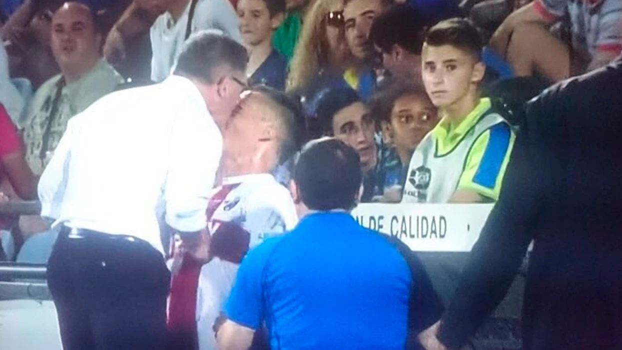 El entrenador del Huesca da un cabezado a su jugador David López