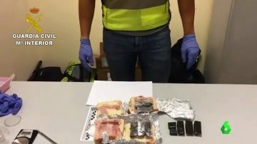 Los bocadillos con hachís incautado por la Guardia Civil 