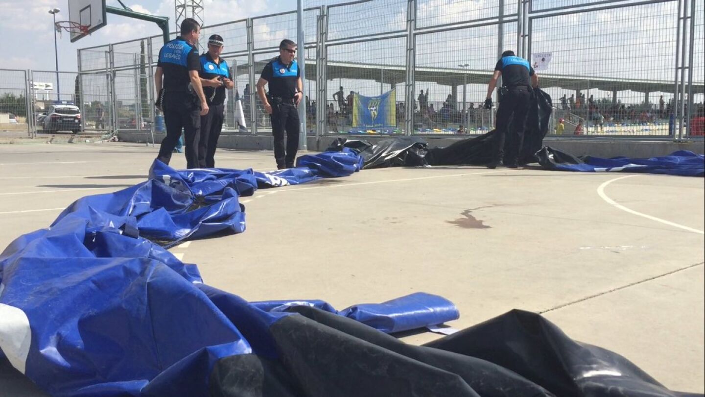La polic&iacute;a y los servicios de emergencias, en el colegio de Legan&eacute;s donde ha tenido lugar el accidente