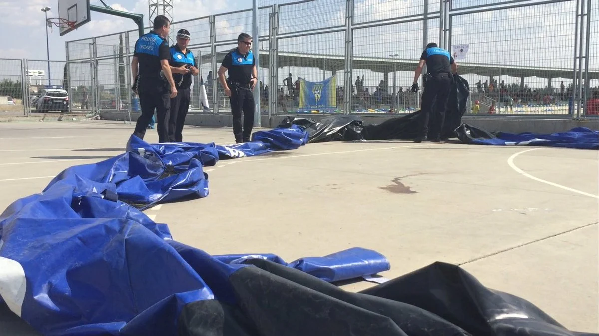 La policía y los servicios de emergencias, en el colegio de Leganés donde ha tenido lugar el accidente