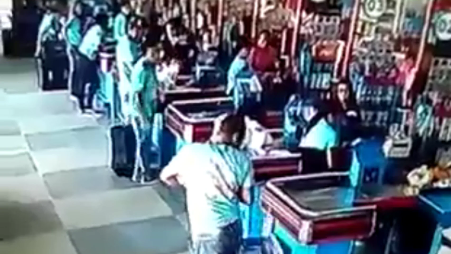 Un brasileño evita que se le caiga un objeto haciendo malabares