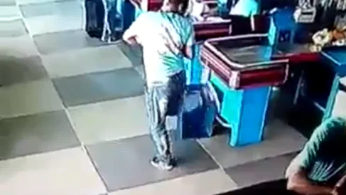 Un brasileño evita que se le caiga un objeto haciendo malabares Un brasileño evita que se le caiga un objeto haciendo malabares