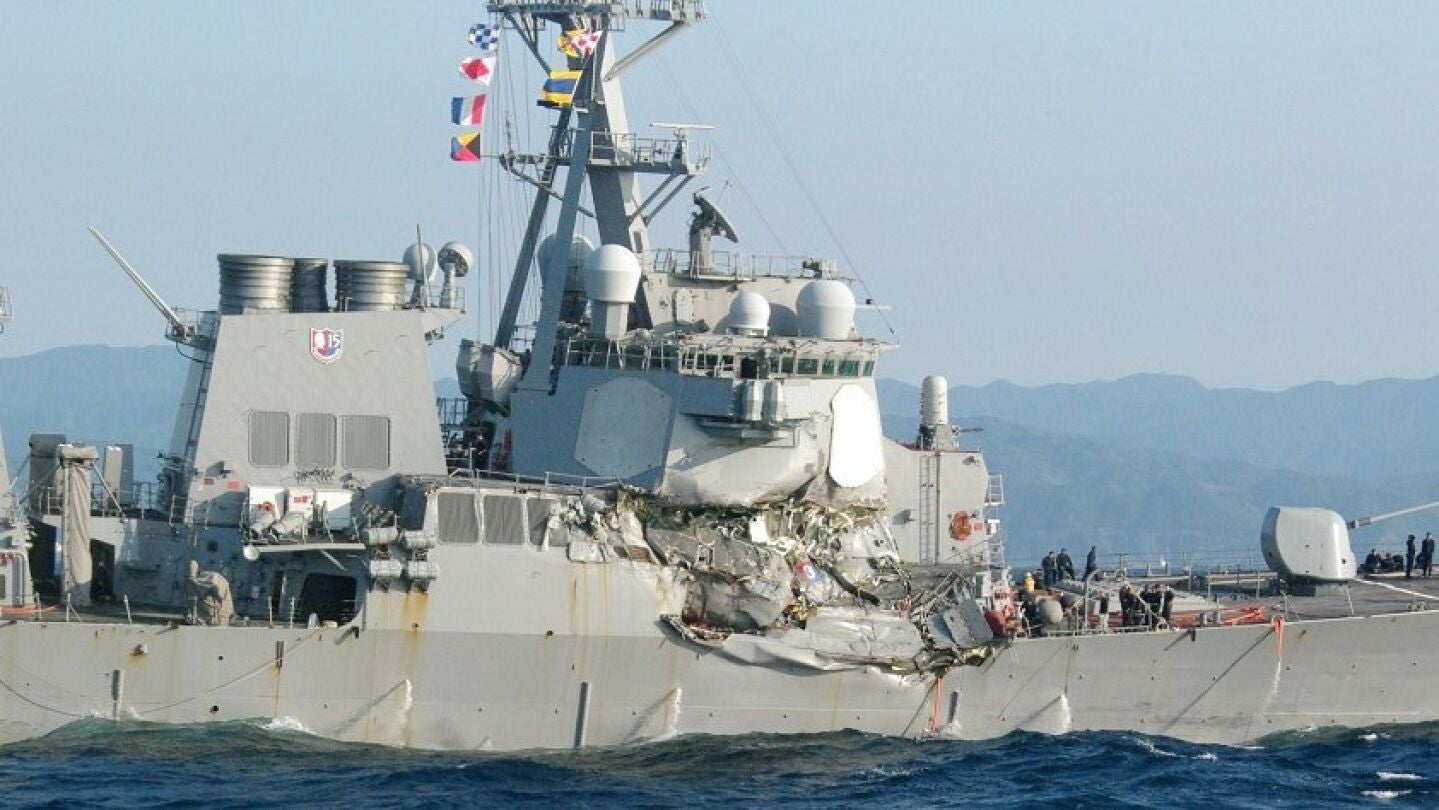 El USS Fitzgerald, da&ntilde;ado tras el impacto 