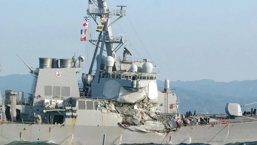 El USS Fitzgerald, dañado tras el impacto 