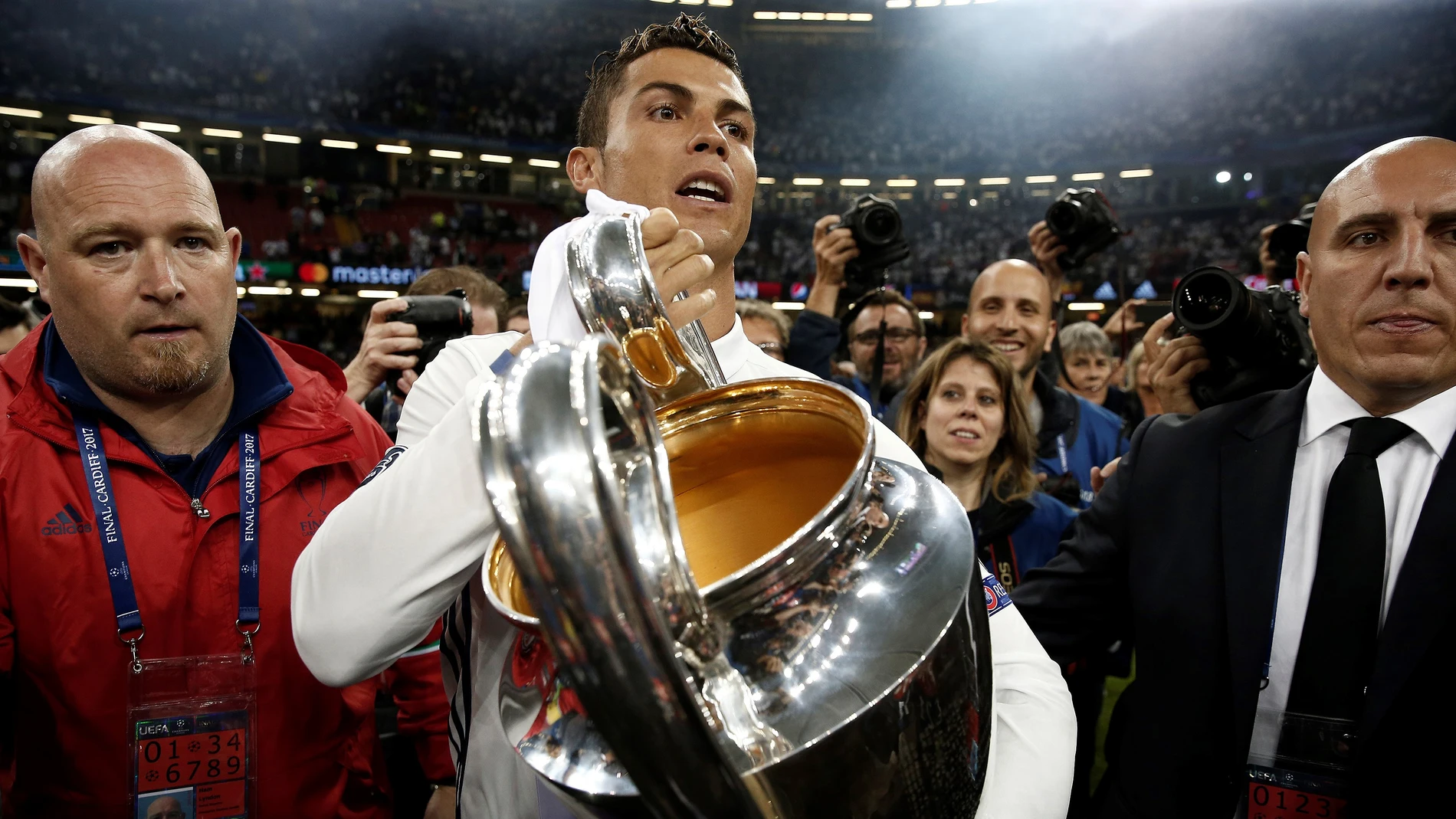 Cristiano Ronaldo, con el trofeo de la Champions