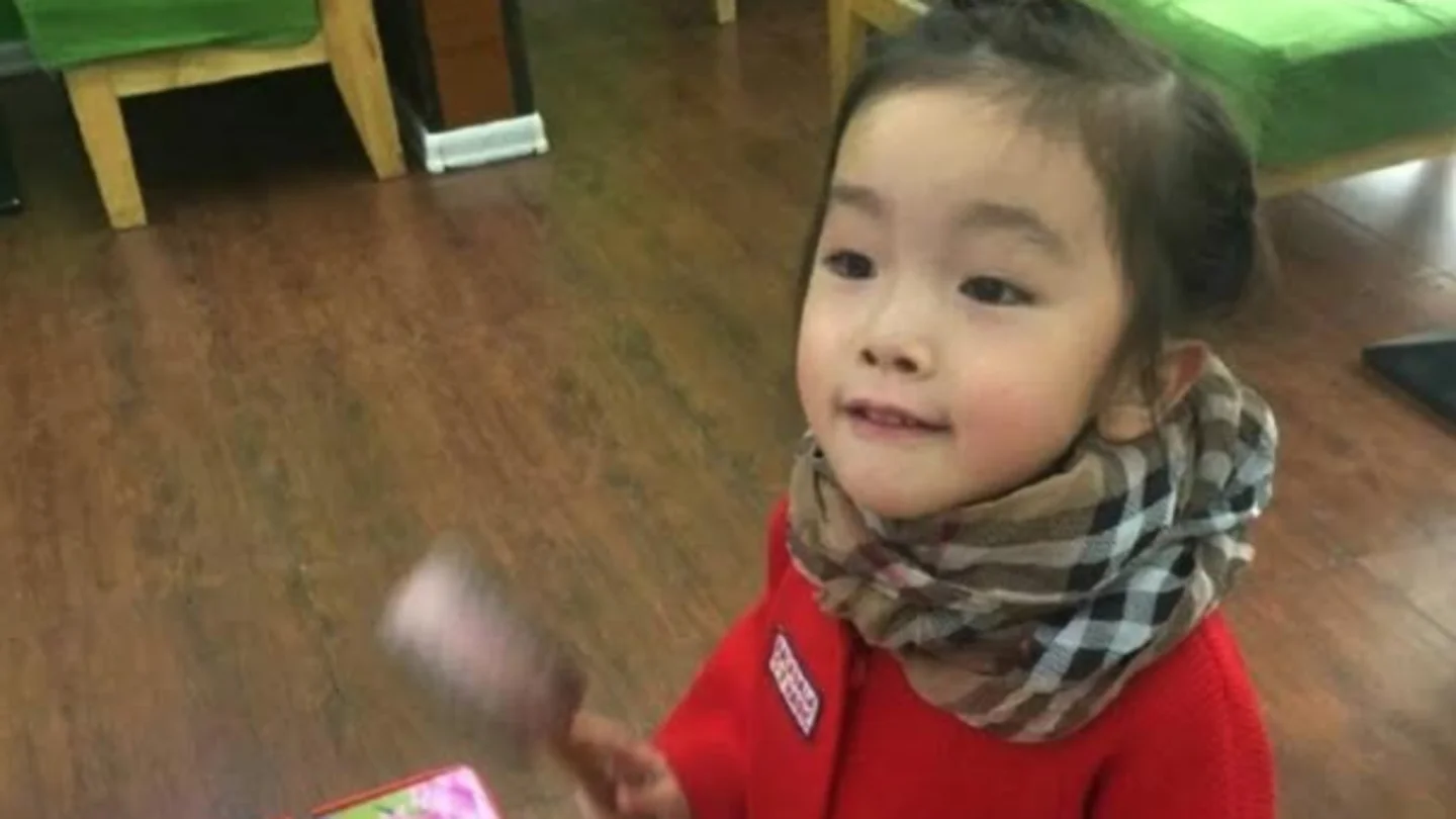 Una niña fallece después de que su profesora le tapase la boca con cinta aislante y pegamento. Una niña fallece después de que su profesora le tapase la boca con cinta aislante y pegamento.