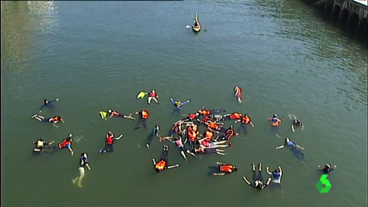 Una veintena de personas simula un naufragio en la R&iacute;a de Bilbao