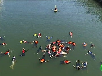 Una veintena de personas simula un naufragio en la Ría de Bilbao Una veintena de personas simula un naufragio en la Ría de Bilbao