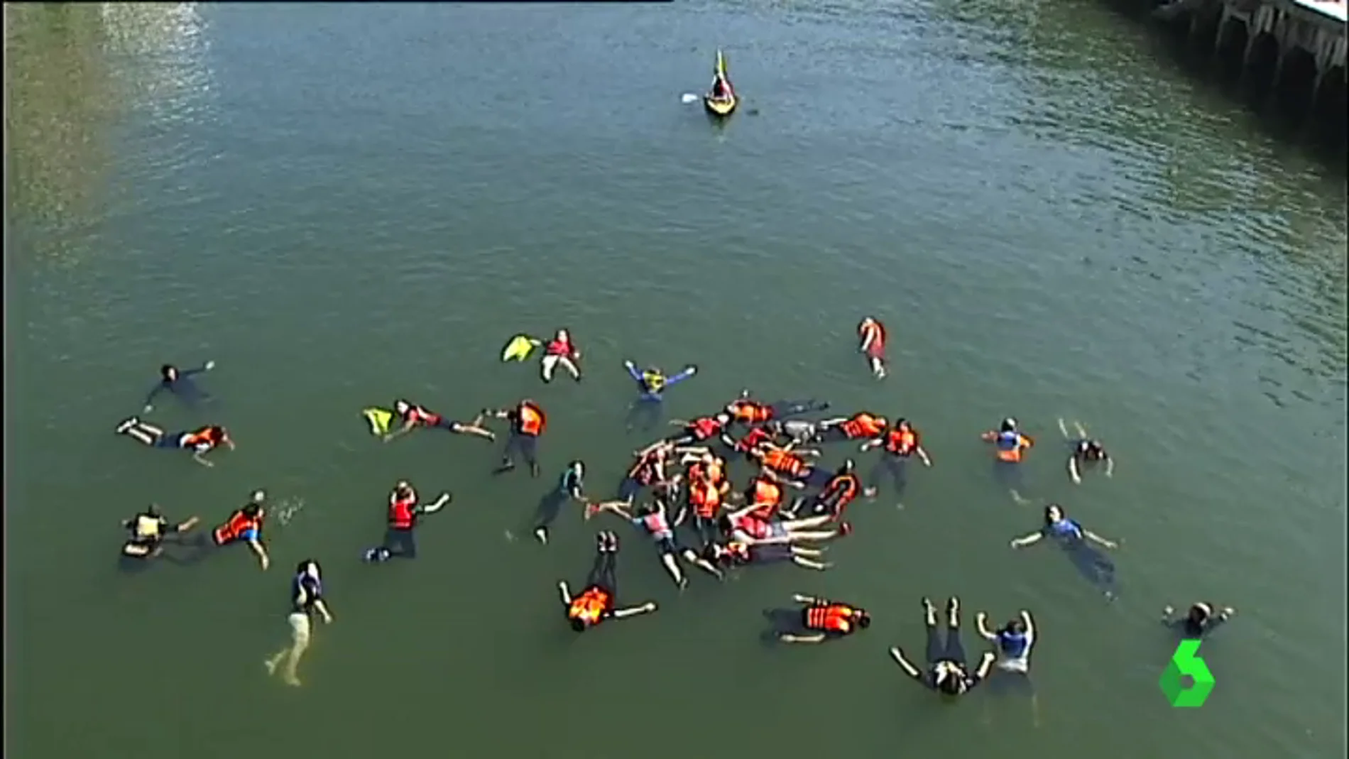 Una veintena de personas simula un naufragio en la Ría de Bilbao