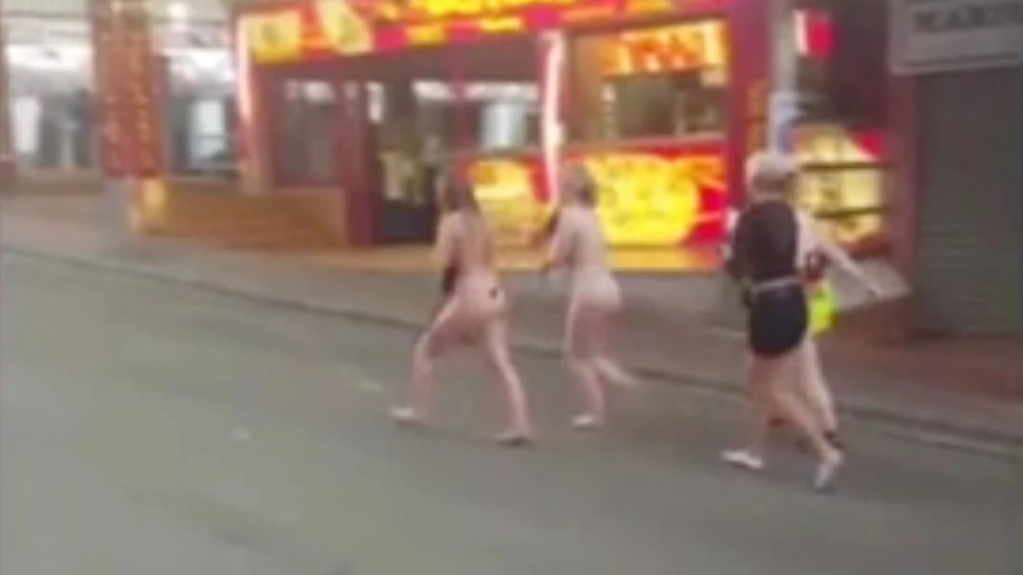 Las jóvenes desnudas por Magaluf Las jóvenes desnudas por Magaluf