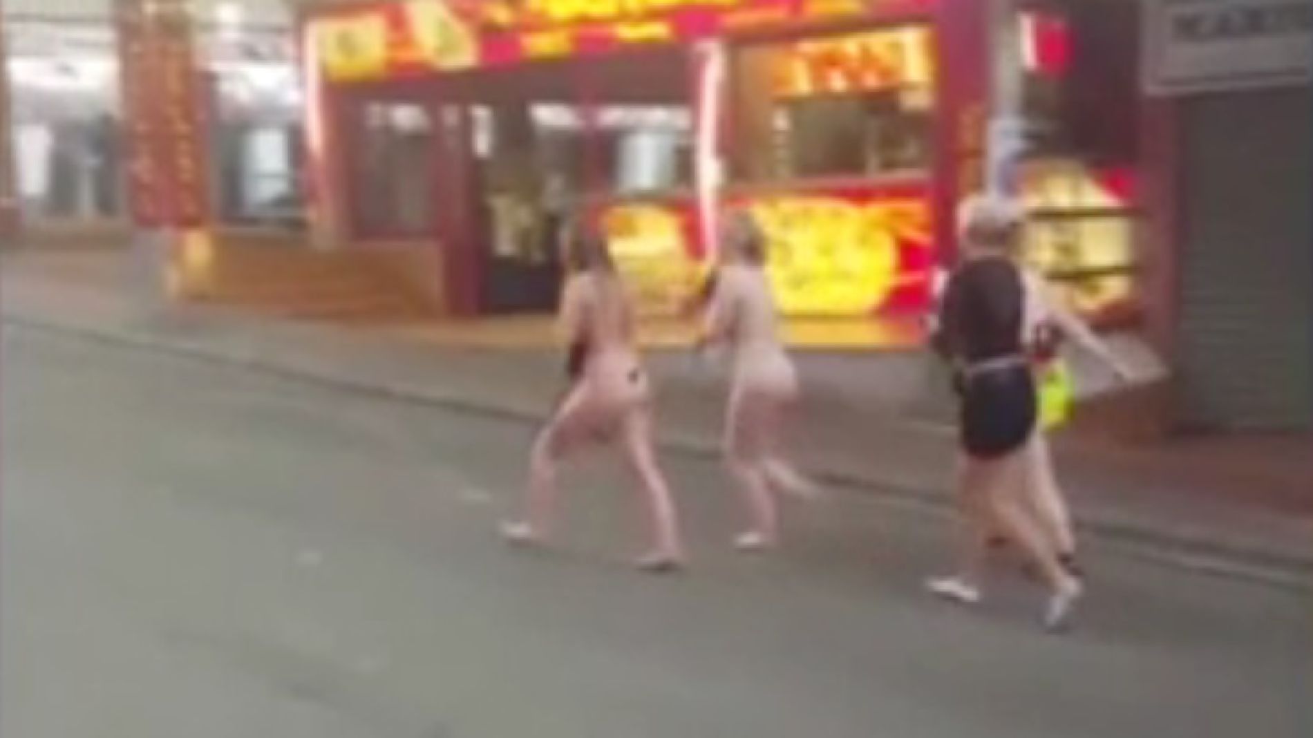 Nueva polémica en Magaluf tras publicarse un vídeo en el que un grupo de jóvenes pasean desnudas por la calle