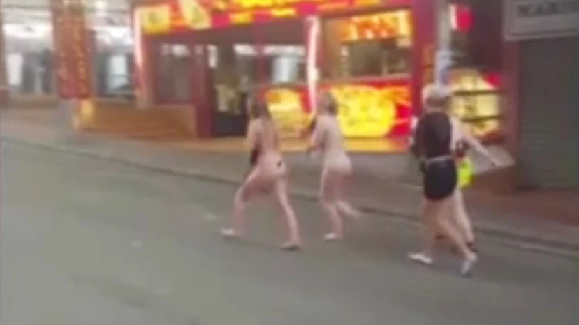 Las jóvenes desnudas por Magaluf 