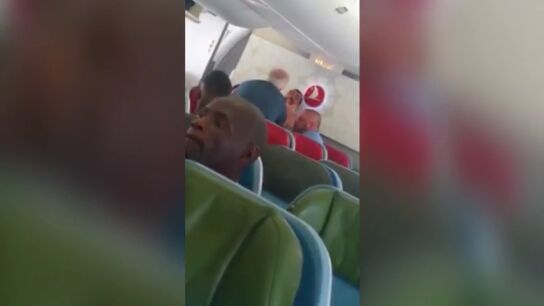 El impactante v&iacute;deo de la agresi&oacute;n de un agente de inmigraci&oacute;n a un refugiado en un avi&oacute;n de Turkish Airlines