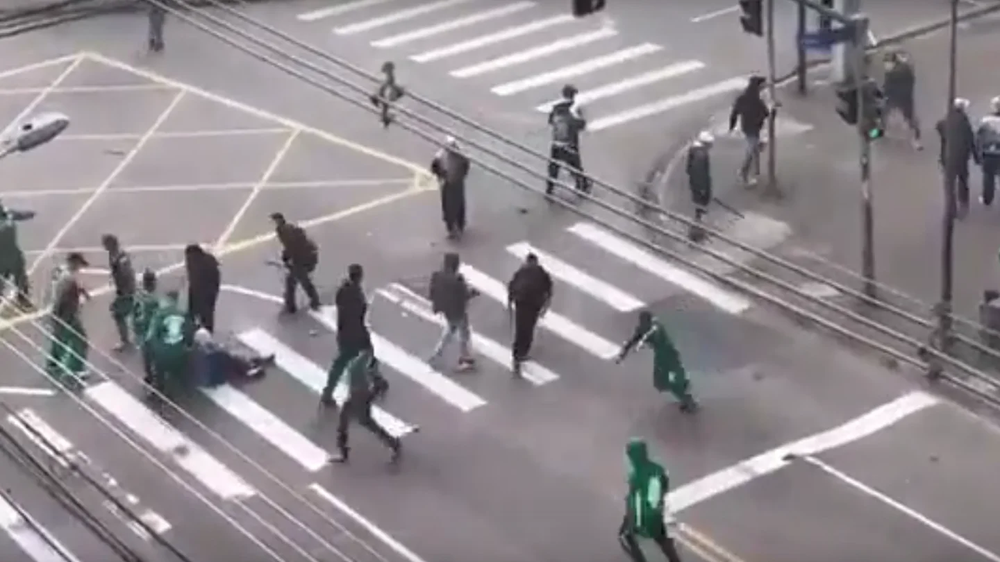Momento de la pelea entre hinchas del Coritiba y el Corinthians Momento de la pelea entre hinchas del Coritiba y el Corinthians