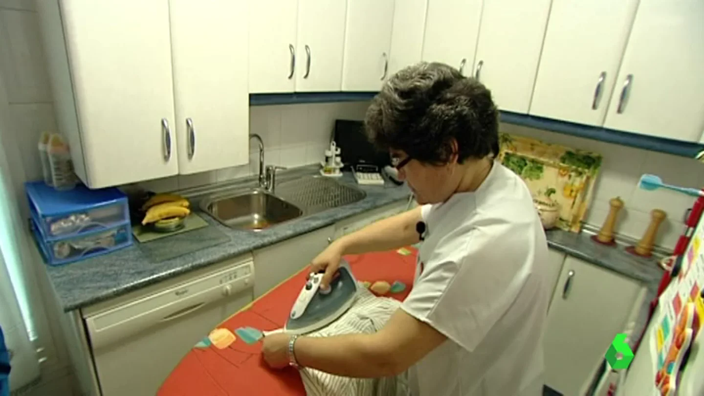 Empleada del hogar trabajando en una casa Empleada del hogar trabajando en una casa