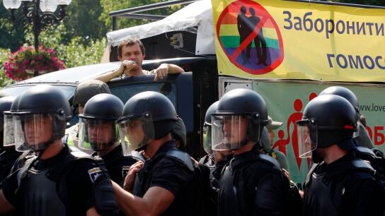 Los polic&iacute;as durante el orgullo gay de Kiev 