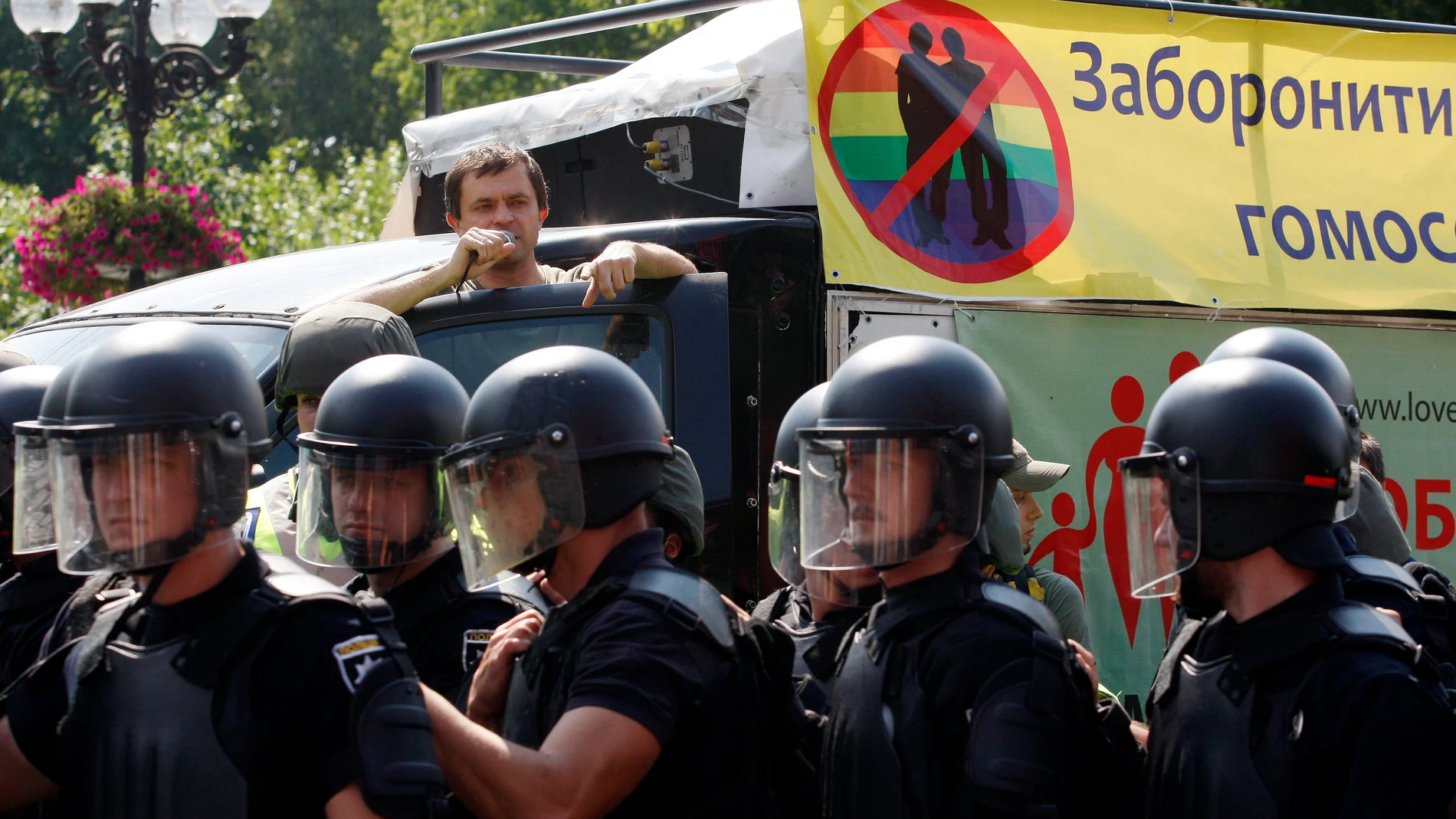 Los policías durante el orgullo gay de Kiev 