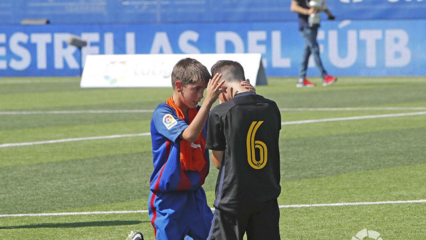Los jugadores del Barcelona consolaron a los del Atl&eacute;tico de Madrid