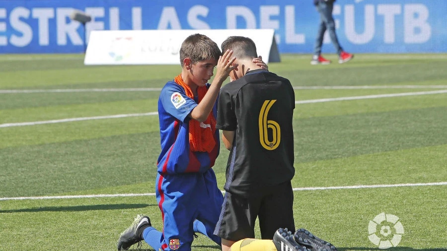 Los jugadores del Barcelona consolaron a los del Atlético de Madrid