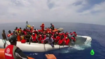 Rescatan 138 migrantes cerca de las costas de Libia en un bote de goma